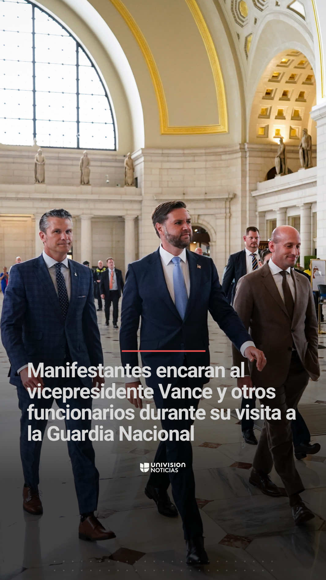 📌 El momento en que manifestantes encaran al vicepresidente JD Vance en Washington DC. Sucedió mientras Vance y otros funcionarios visitaban tropas de la Guardia Nacional desplegadas en Union Station. Los manifestantes protestaban contra el despliegue de agentes federales en la ciudad por orden del presidente Donald Trump. #WashingtonDC #JDVance #manifestantes #GuardiaNacional #Uninoticias 