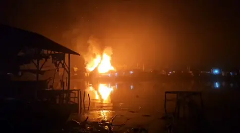 telah terjadi 65/10,11 di berangas. kec.alalak. kab.barito kuala. kalimantan selatan. Tgl 21-08-2025  Pukul 01:14 wita #fire #viral #relawanpemadamkebakaran #fyp #kalsel 