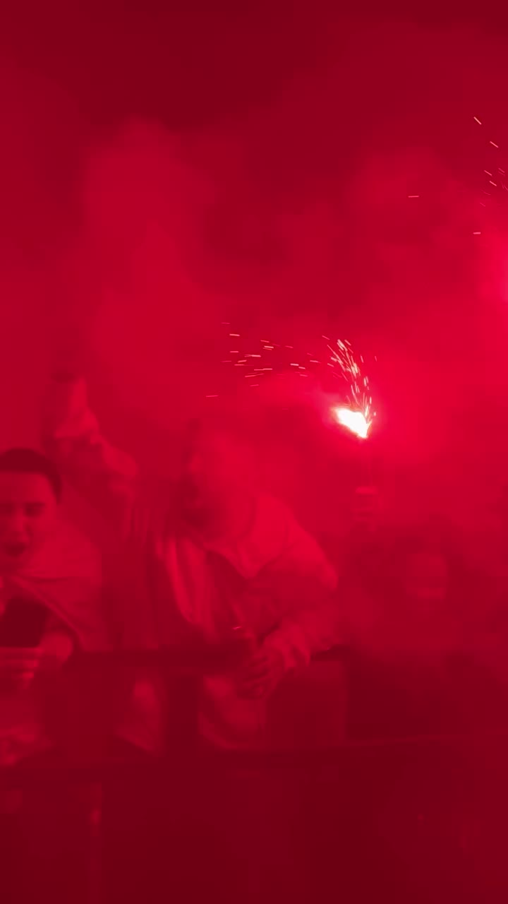 LOUCURA TOTAL NO BEIRA-RIO 🔴⚪️ A torcida do Internacional fez a famosa rua de fogo para recepcionar o ônibus da equipe Colorada. O time de Porto Alegre precisa vencer o Flamengo se quiser seguir sonhando com as quartas de final da Libertadores. Os torcedores acreditam! 🔥 Qual seu palpite para o jogo de mais tarde? 🤔 🎥 @scinternacional / Reprodução #365Scores #Internacional #Libertadores #Flamengo #BeiraRio