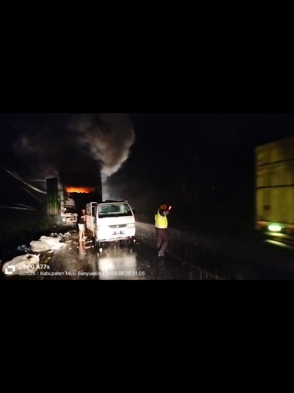 Sebuah kendaraan angkutan Bermuatan Paket Terbakar. di Jalintim Palembang Jambi KM 183 Desa Kaliberau Kecamatan Bayung Lencir. Kejadian pada Rabu malam #jangkauanluas #fyppppppppppppppppppppppp #fypシ゚ #fyp #beritaviralmuba 