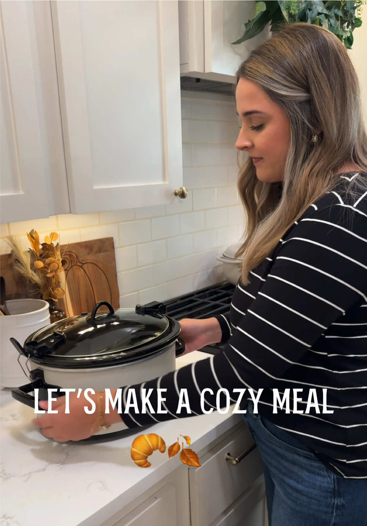 Slow Cooker Chicken & Noodles - a classic comfort meal my entire family loves!😋💛 #EasyRecipes #fallrecipes #SlowCookerRecipes #chickenrecipes #crockpotrecipes 