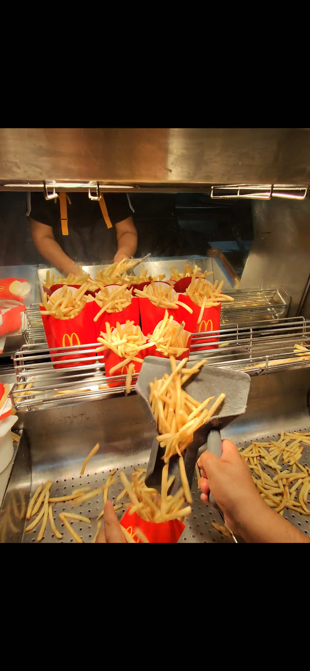 Work with me on fry station at McDonald’s #fyp #mcdonalds #foryoupage #viralvideo #trending 