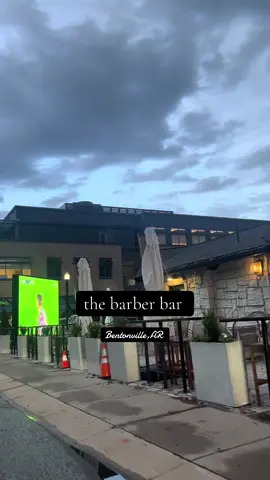 A cool new addition to The Bentonville Square area is coming soon ✨✨ #northwestarkansas #arkansas #bentonvillearkansas #bentonvillesquare #thebarberbar 