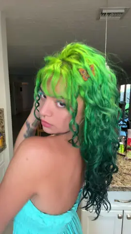 You’re my superstar 💚⭐️ #greenhair #tealhair #whimsy #curlygirl #curlyhair 
