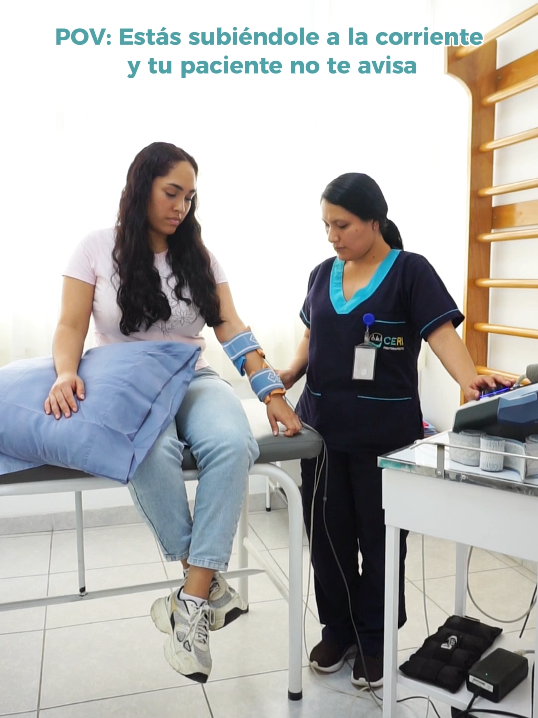 🗣️ Nuestro paciente habla, habla y habla… pero justo se olvidó avisar algo importante: ¡la intensidad de la corriente! ⚡😂 Porque en CERI también sabemos que la rehabilitación puede tener su toque de humor. 💙 #HumorCERI #SonríeEsSalud #Piura #rehabilitacion #terapiafisica