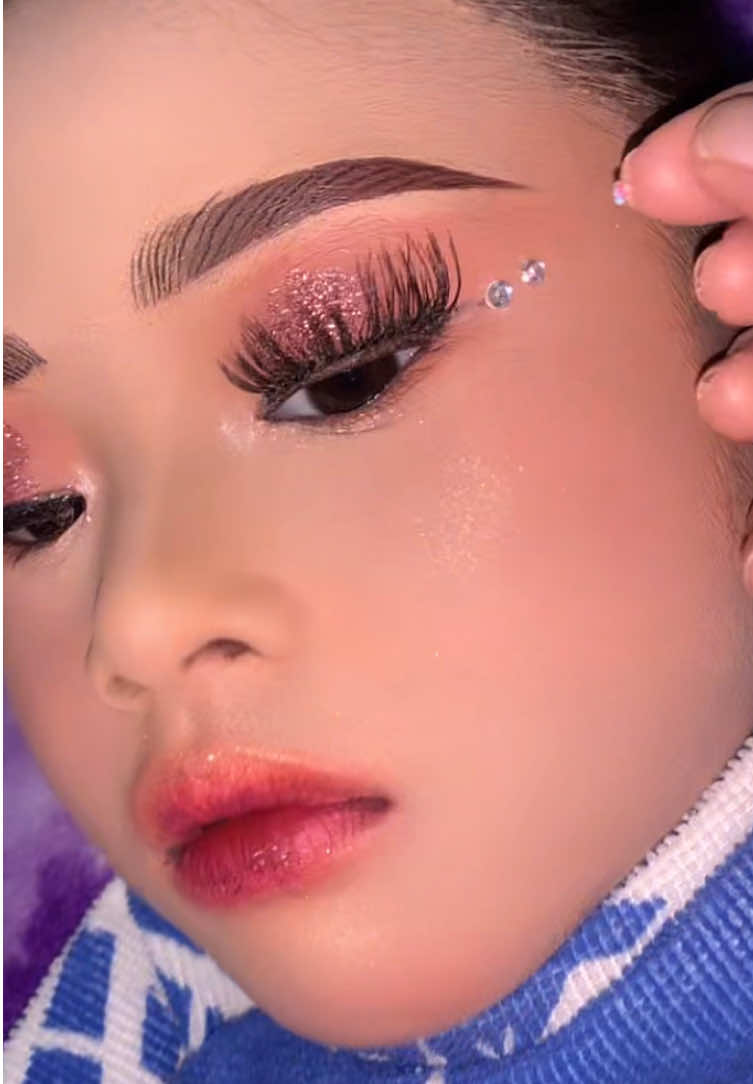 Gems permata mempercantik makeup karnval.. tinggal tempel sudah cantik ✨✨😍#makeupfantasy #makeupkarnaval #inspirationmakeup 
