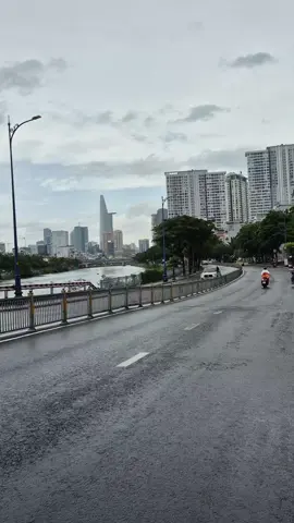 Sài Gòn hôm nay mưa dầm rồi...mọi người đã đến trường ,đến nơi làm việc rồi chứ... #mưa #saigon #tphcm 