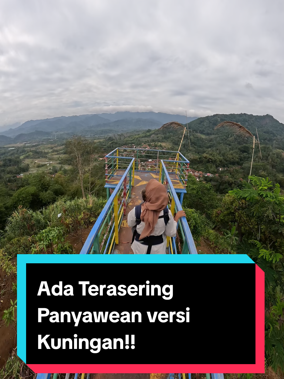 Gak Perlu Jauh ke Majalengka Kalo di Kuningan Juga Ada! ini adalah desa rambatan di deket desa longkewang yang menurutku mirip terasering panyawean di majalengka... hayu cuang ilik #dimanakitu? 