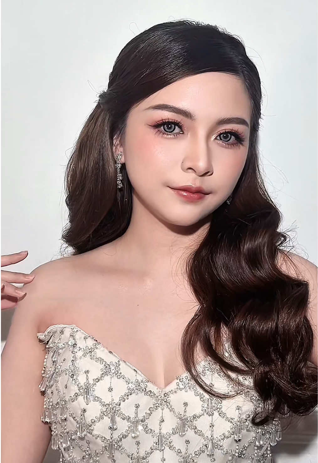E V E  Makeup by @sinmei.beautyart  Hair @thewihairdo  Associate of @donnaliong.makeup #donnaliongassociate  Beautiful gown by @bbride_id #muatangerang #muajakarta #douyinmakeup #challenge 