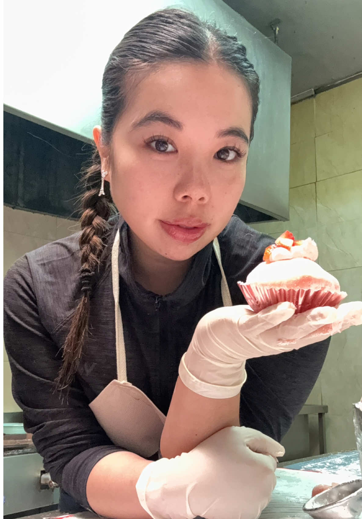 Acompáñanos a preparar mochis con nuestra receta 100% casera, hecha por nosotras con mucho cariño 🍡💖. Mochis frescos y deliciosos, listos para que los disfrutes 😋✨ Encuéntralos en Poki Bubble Tea, Calle Coquimbo 240, Ovalle 📍 #MochisConAmor  #RecetaCasera  #HechoConCariño #DeliciaAsiática     