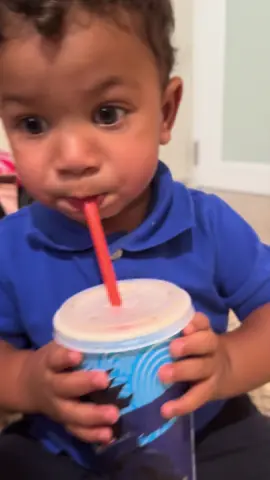 Solo tiene 1 año y 4 meses 😭😂 antes de que digan… al vaso solo le quedaba hielo derretido 🙄 #fyp #maternidad  