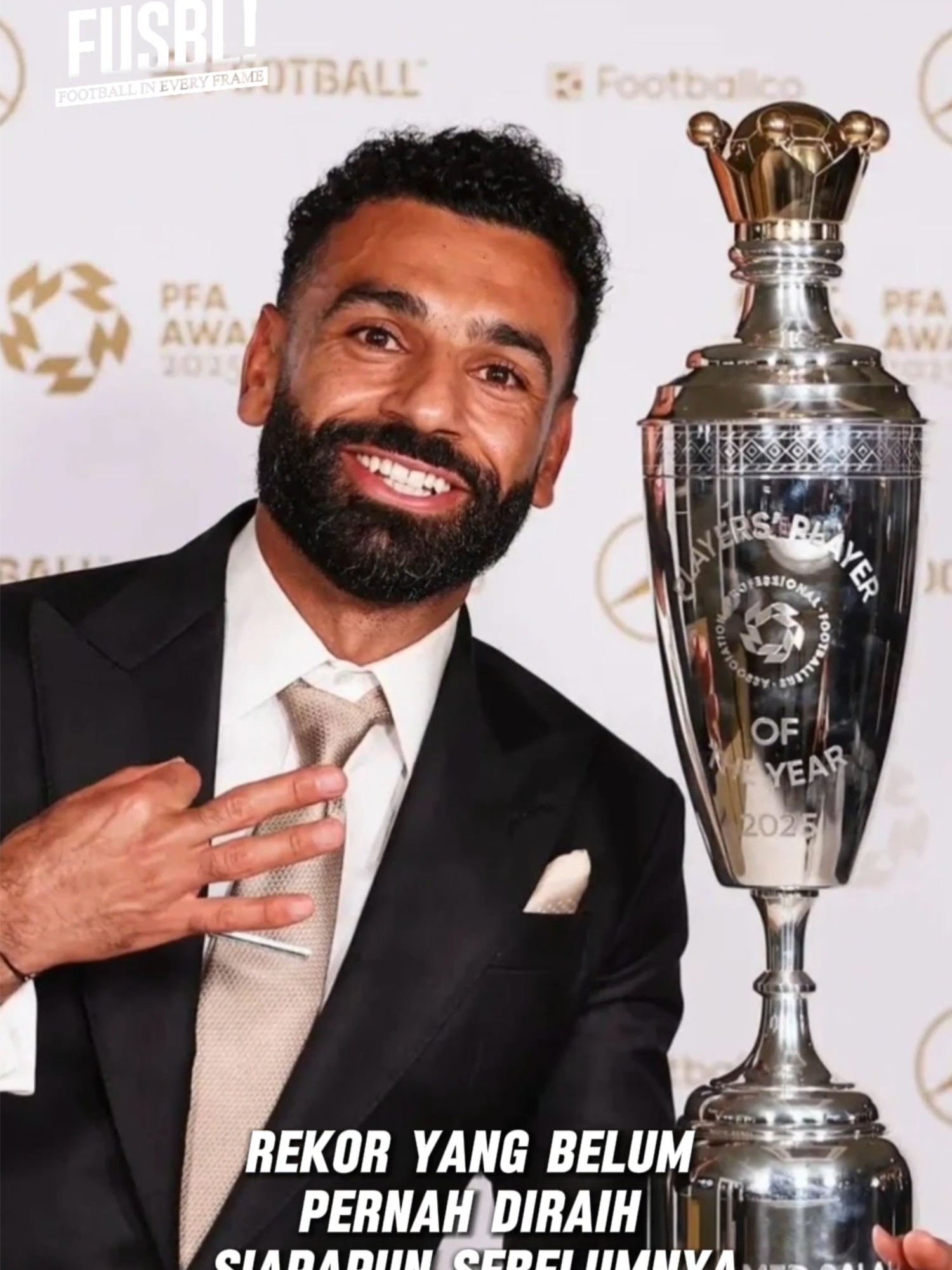 “King of Egypt! Mohamed Salah Ukir Rekor Pemain Terbaik PFA Tiga Kali! Mohamed Salah kembali menegaskan statusnya sebagai salah satu pemain terbaik dunia dengan meraih penghargaan PFA Player of the Year 2024/2025. Bintang Liverpool itu tampil konsisten sepanjang musim lalu, mencatat 29 gol dan 18 assist dari 38 pertandingan Premier League, yang membawa The Reds meraih titel Liga Inggris ke-20 mereka. Kemenangan ini juga melahirkan sebuah rekor baru: Salah menjadi pemain pertama dalam sejarah yang meraih penghargaan PFA Player of the Year tiga kali, setelah sebelumnya menjuarainya pada 2018 dan 2022. Dengan pencapaian tersebut, Salah kini berdiri sejajar—bahkan melampaui—banyak legenda Premier League. Tak hanya itu, dominasi sang “King of Egypt” semakin lengkap dengan dua gelar individu lain musim ini, yakni Premier League Player of the Season serta Football Writers’ Association (FWA) Player of the Year. Di malam penghargaan PFA, gelar pemain muda terbaik jatuh kepada Morgan Rogers dari Aston Villa. Namun sorotan utama tetap tertuju pada Salah, yang sekali lagi mengukir sejarah dan menegaskan dirinya sebagai ikon besar Liverpool dan sepakbola modern.