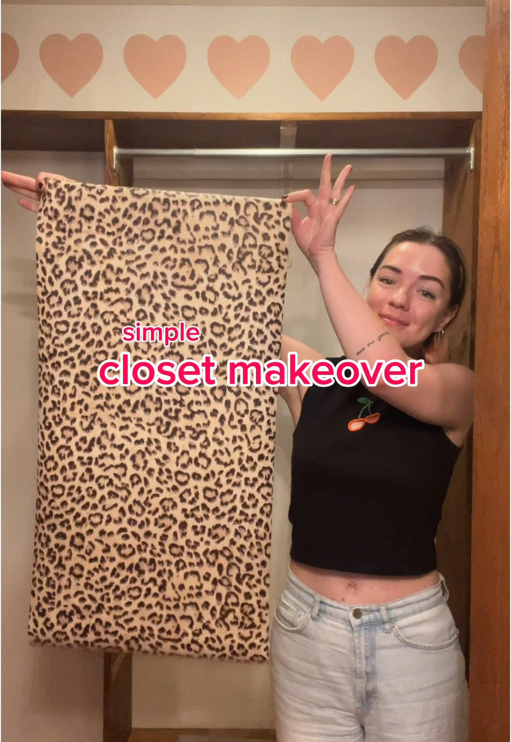 Leave the ice cubes on for about an hour btw - then brush the carpet to get the lines out! Let it dry before you vacuum. Love this leopard wallpaper 💘  #DIY #peelandstick #wallpaper #leopardprint 