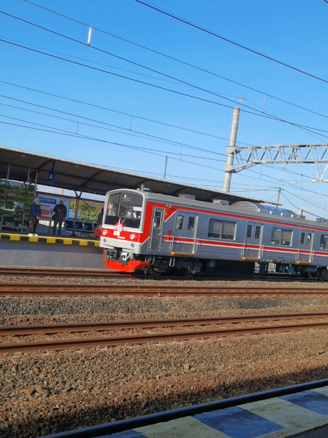 Yg lagi jadi bintang di daop 6. Udah 2 hari ini berangat jam 08.06 dari maguwo ke arah timur 🙄 #jr205 #krlcommuterline #krl 