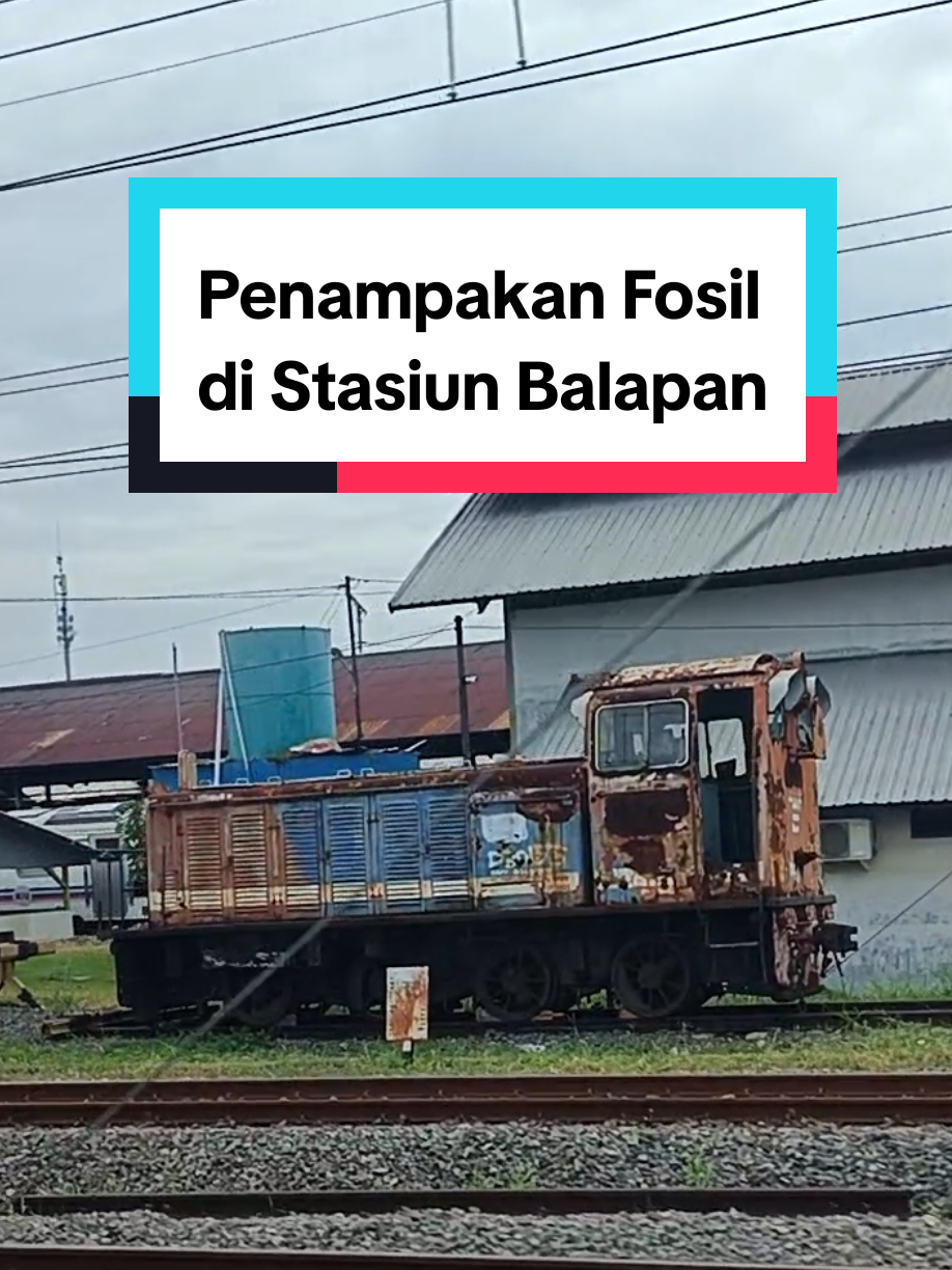 Penampakan fosil di stasiun Balapan Solo.., ada yg tahu lokomotif apa?  #kai #keretaapi #lokomotif #stasiunbalapan #solo 