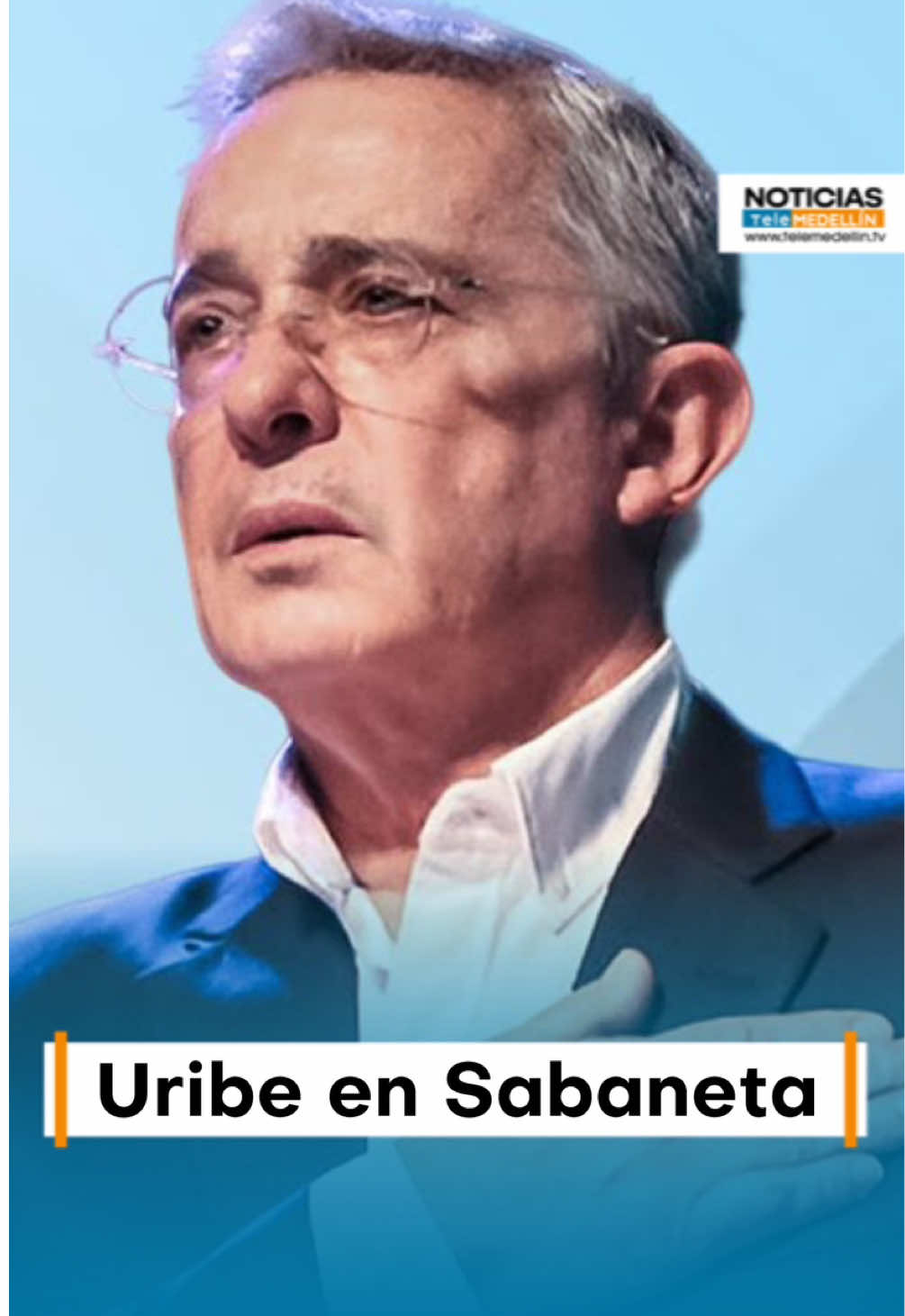 Después de recibir su boleta de libertad, luego del fallo de un Tribunal de Bogotá tras una tutela, el expresidente Álvaro Uribe llegó al parque principal del municipio de Sabaneta para enviar un mensaje de tranquilidad y democracia. Cientos de personas se reunieron para saludarlo y escuchar su mensaje. Posterior a esto, el expresidente estará en la eucaristía de María Auxiliadora. El expresidente afrontan un proceso penal en segunda instancia por los delitos de fraude procesal y soborno en actuación penal, que lo condenarían a 12 años de cárcel.  #Uribe #UribeLibre #NoticiasMedellín #NoticiasColombia   