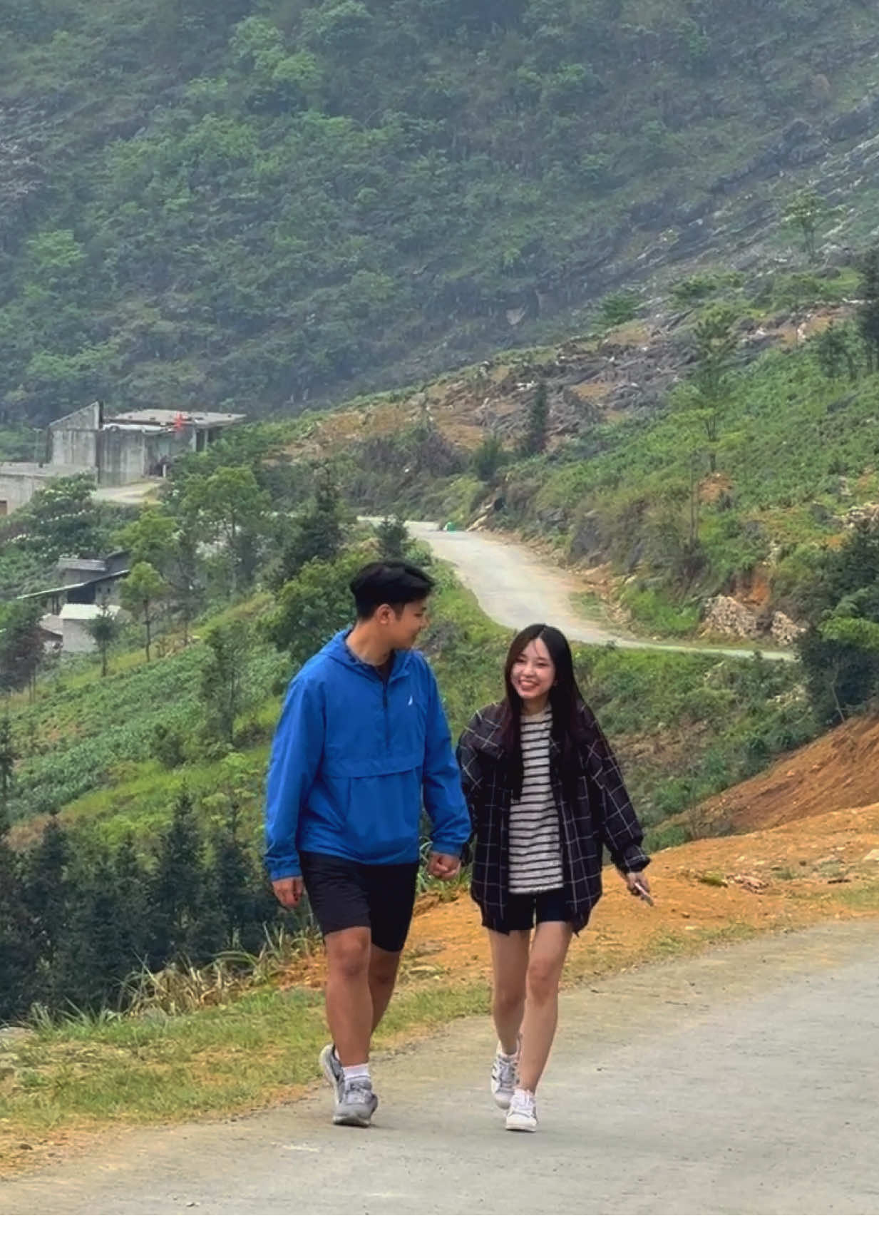 Lưng đèo sương phủ mờ xa. Tour Hà Giang tháng 9 còn nhiều slot để mn trải nghiệm Tuyên Quang mới nhé =))) #hagiang #hagiangloop #xuhuong #ohagiangtravel 