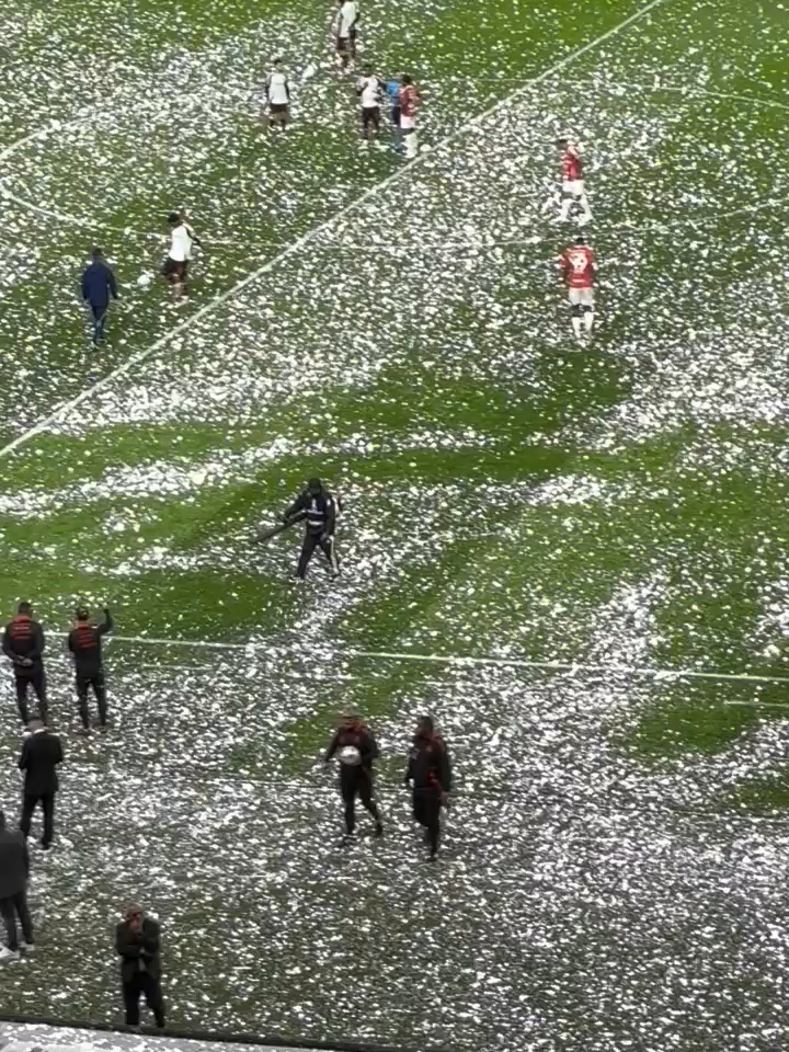 PAPEL PICADO EM CAMPO 🎥 JOGO AO VIVO NO YOUTUBE 👉 A HORA GRENAL traz todos os detalhes, análise e emoção de Internacional x Flamengo 🔴 Não perde: é AO VIVO no YouTube #AHoraGrenal #JogoAoVivo #YouTubeLive #Grenal #Futebol #Internacional #Flamengo #Libertadores