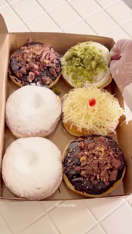 Donat itu dendu ke samping, ke atas, n bekajal 😝🤪 MasyaAllah orderan kemarin siumannya baru sekarang 😅maacii dears jalan ninja cape di jejer, video in pas packing aja.. jan bosan liat ✌️ #donatkentang #donatfullbutter #donatsusu #jajanbalikpapan #bakulbalikpapan 