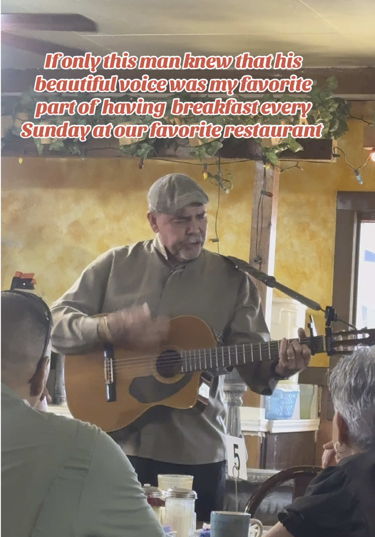 We could sit and listen to him sing all day! He’s been singing at this restaurant for YEARS!! On top of the great food, he’s the reason we come back every Sunday 🩷