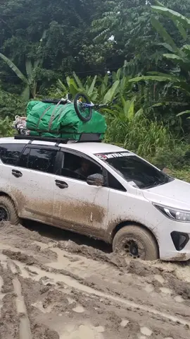 Driver mahulu kalo lgi gabut mah begini lumpur di obok2 biar teman di belakng nyangkut 🤭😁🤣@RIKY ACHMAD SASMITA #offroad #inovaoffroad #4x2 #IOF #trevelmahulu #lintasmahulukubarsamarinda #lintaskubarmahulu #mahulu #drivermuda #driverganteng #drivermudapunyacerita #fyppppppppppppppppppppppp #fyp #lintasmahulu #sopirganteng #toyotaindonesia #treveltiktok #supirtrevel #lintaskalimantan #mahakamulu 