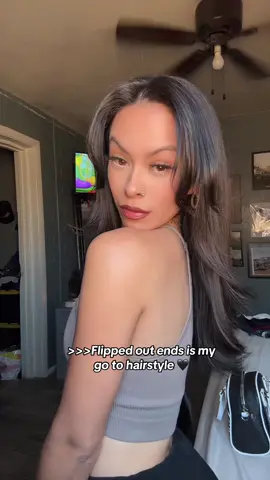 Flipped out ends are my favorite 🖤 can never go wrong ! #nessaalexiaa #paratiiiiiiiiiiiiiiiiiiiiiiiiiiiiiii #hairgrowthjourney #layeredhaircut #blowouthair 