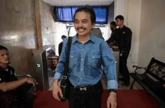 PAKAR Telematika, Roy Suryo, menjalani pemeriksaan di Polda Metro Jaya pada Rabu (20/8) terkait kasus dugaan ijazah palsu Presiden ke-7 RI, Joko Widodo (Jokowi). Seusai pemeriksaan, Roy menyampaikan pesan khusus kepada Presiden RI Prabowo Subianto agar memberi perhatian serius terhadap perkara ini. Menurut Roy, kasus tersebut berpotensi menimbulkan kriminalisasi terhadap warga sipil. “Pesan saya kepada Pak Prabowo, kalau ini sampai terjadi sesuatu, maka di rezim pemerintahan Pak Prabowo lah terjadi kriminalisasi dan intimidasi terhadap anak bangsa yang dilakukan oleh aparat kepolisian,” kata Roy kepada wartawan, Rabu (20/8).  Ia menegaskan, aparat kepolisian tidak seharusnya melakukan kriminalisasi maupun intimidasi terhadap masyarakat dalam kasus apa pun. Meski demikian, Roy tetap optimistis dapat lolos dari jeratan hukum, sembari menegaskan dirinya akan mengikuti seluruh proses hukum yang sedang berlangsung. Hingga kini, Polda Metro Jaya menangani enam laporan terkait tuduhan ijazah palsu Jokowi. Dari jumlah itu, salah satunya dilaporkan langsung oleh Jokowi sendiri. Laporan tersebut terkait dugaan fitnah atau pencemaran nama baik yang mengacu pada Pasal 310 KUHP, Pasal 311 KUHP, serta Pasal 305 jo Pasal 51 ayat (1) UU ITE. Berdasarkan hasil gelar perkara, laporan yang diajukan Jokowi telah dinaikkan statusnya ke tahap penyidikan karena ditemukan adanya unsur pidana. Dari lima laporan lainnya, tiga juga ikut berlanjut ke tahap penyidikan, sementara dua laporan sisanya dicabut oleh pelapor. Sejumlah nama yang kini berstatus terlapor dalam perkara ini antara lain Eggi Sudjana, Rizal Fadillah, Kurnia Tri Royani, Rustam Effendi, Damai Hari Lubis, Roy Suryo, Rismon Sianipar, Tifauzia Tyassuma, Abraham Samad, Mikhael Sinaga, Nurdian Susilo, dan Aldo Husein. (MetroTV/P-4)#roysuryo #ijazahjokowi #poldametrojaya #prabowo https://mediaindonesia.com/megapolitan/803351/roy-suryo-diperiksa-polisi-titip-pesan-ke-prabowo-soal-kasus-ijazah-jokowi