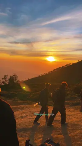 Sunrise di kawah ijen, cakep banget woy.. kalian udah pernah kesini? #kawahijen #sunrisekawahijen #tripkawahijen #bluefireijen #wisatabanyuwangi 