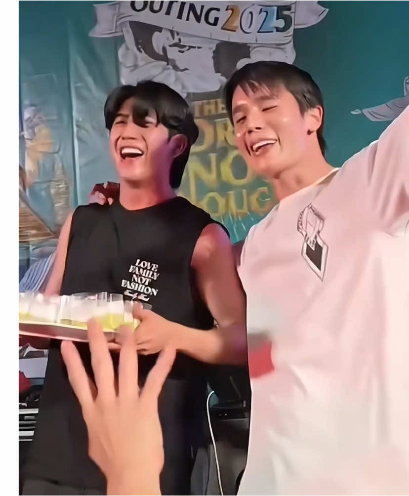 รองเท้าก็ไม่เอาแล้ว จะวิ่งขึ้นไปหาน้องอย่างเดียว #jimmyyjp #sea_tawinan #jimmysea #จิมมี่ซี 