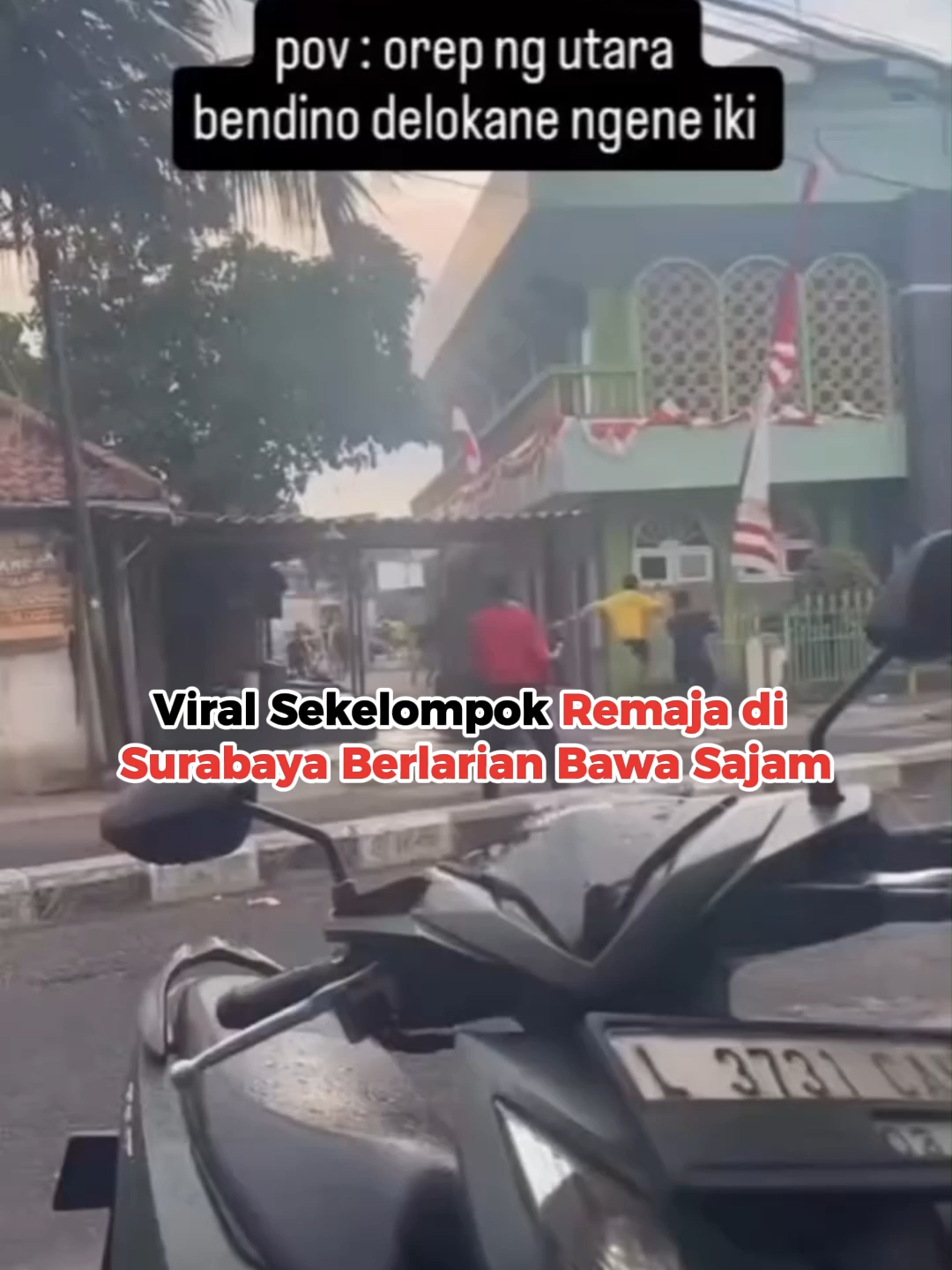 Viral di sejumlah media sosial sekelompok remaja di Surabaya tengah berlarian sambil membawa senjata tajam (sajam) Diduga mereka sedang terlibat tawuran. Berdasarkan video yang beredar, terlihat sekelompok remaja tersebut terlihat keluar dari sebuah gang menuju jalan raya. Jumlah remaja tersebut ada sekitar belasan hingga puluhan #IDNTimes #tiktoktainment #IDNTimes_NAI #TikTokNews #FYP #Viral #IDNTimesNews #InfoSurabaya