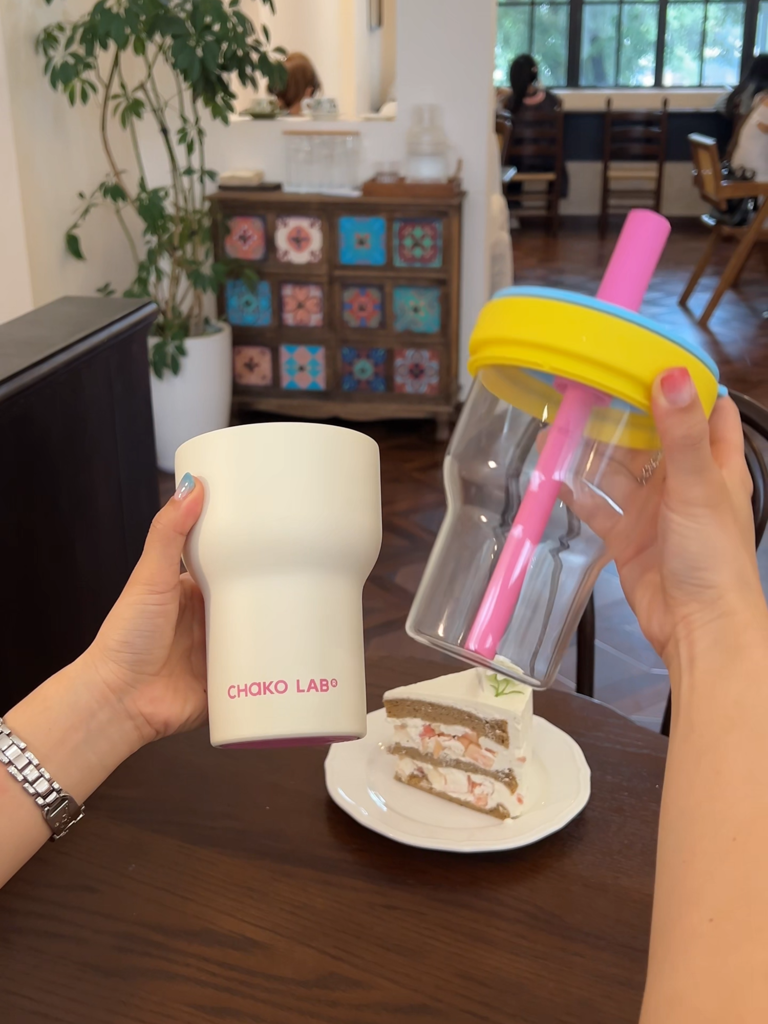 A tumbler designed for sharing. Safe. Hygienic. Insulated. Easy to clean. Because every sip can bring hearts closer. 🌸 Only 2 colors available — hurry before they’re gone! 🔥#chakolab #brand #foryoü #fyp #trend