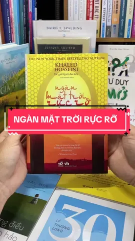 NGÀN MẶT TRỜI RỰC RỠ – BẢN HÙNG CA VỀ TÌNH YÊU VÀ SỰ HY SINH. Từ tác giả của Người Đua Diều, cuốn tiểu thuyết này mở ra một câu chuyện đầy ám ảnh về hai người phụ nữ Afghanistan – Mariam và Laila. Họ tưởng chừng như là kẻ xa lạ, nhưng số phận khốc liệt đã gắn chặt họ lại trong cùng một mái nhà, một cuộc hôn nhân ngột ngạt và những năm tháng chiến tranh tàn khốc. Giữa đau thương, họ đã tìm thấy tình bạn, tình mẫu tử, và sức mạnh phi thường để đấu tranh cho sự tự do. “Ngàn Mặt Trời Rực Rỡ” không chỉ là câu chuyện về nỗi đau, mà còn là ánh sáng bất diệt của tình người và nghị lực sống, khiến bất kỳ ai đọc cũng phải rơi nước mắt. Đây là cuốn sách khiến hàng triệu độc giả trên thế giới phải lặng người sau khi gấp lại. Nếu bạn cần một câu chuyện lay động tâm can, hãy sở hữu ngay “Ngàn Mặt Trời Rực Rỡ”!#tiemsachbinhyen #sach #sachhay #BookTok #nganmattroirucro 