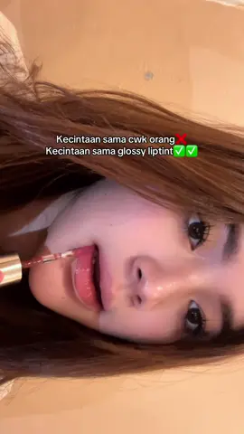 kalo bibir glossy tuh bikin jadi kek cakep banget gatau kenapa😭😭✨✨ #glossylips 