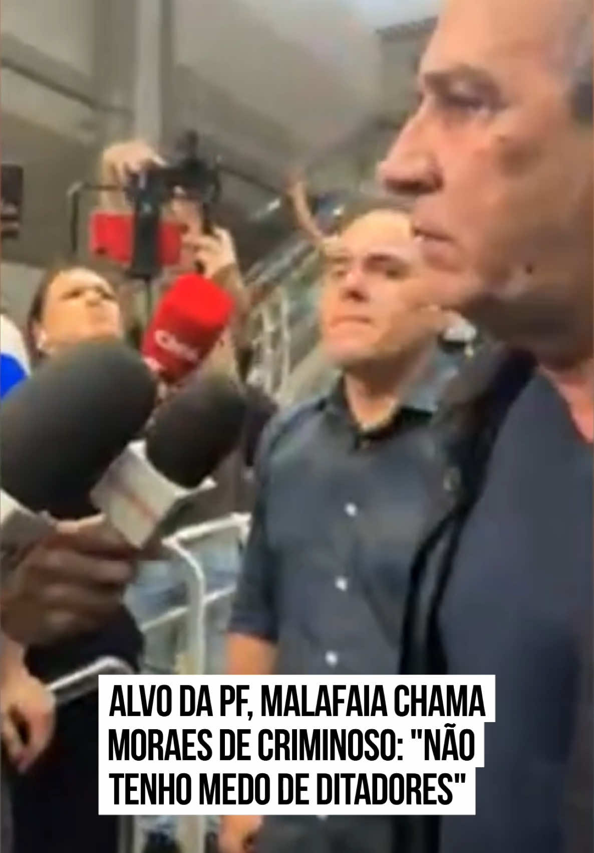 O pastor Silas Malafaia voltou a criticar duramente o ministro Alexandre de Moraes, do Supremo Tribunal Federal (STF), após se tornar alvo de decisão judicial que restringe sua liberdade.  Moraes determinou que todos os passaportes do religioso — nacionais e estrangeiros — sejam entregues à Polícia Federal no prazo de 24 horas, proibindo sua saída do país e bloqueando a emissão de novos documentos. #TikTokNotícias  📹 Reprodução