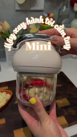 Máy xay mini cầm tay sạc điện – nhỏ gọn nhưng cực tiện lợi cho gian bếp. Chỉ cần nhấn nút, tỏi, ớt, gừng hay rau củ đều được xay nhuyễn nhanh chóng 🌶️🥕. Dễ vệ sinh, sạc USB gọn gàng, mang đi đâu cũng tiện.#mayxaydanang #mayxaytoiot #mayxaytoiotmini #mayxaymini #mayxayminikhongday #mayxayminicamtay #mayxaythitmini #mayxayhanhtoi #mayxayhanhtoimini 