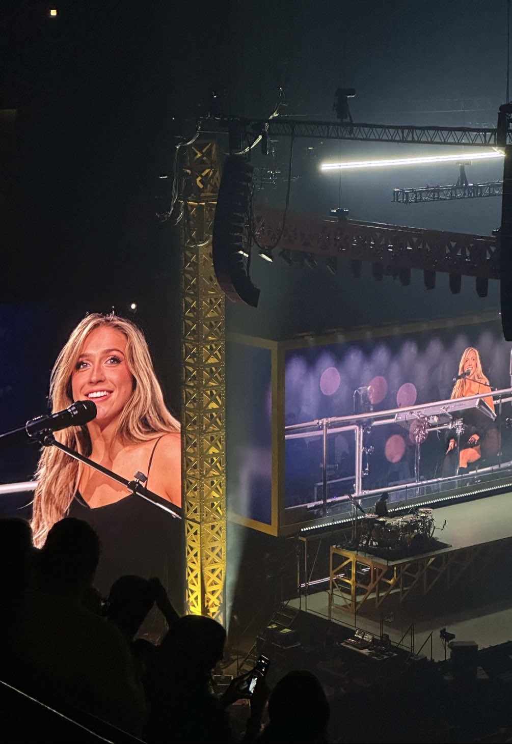 we need a minute to recover from this concert #tatemcrae #misspossessivetour #soclosetowhat #chicago 