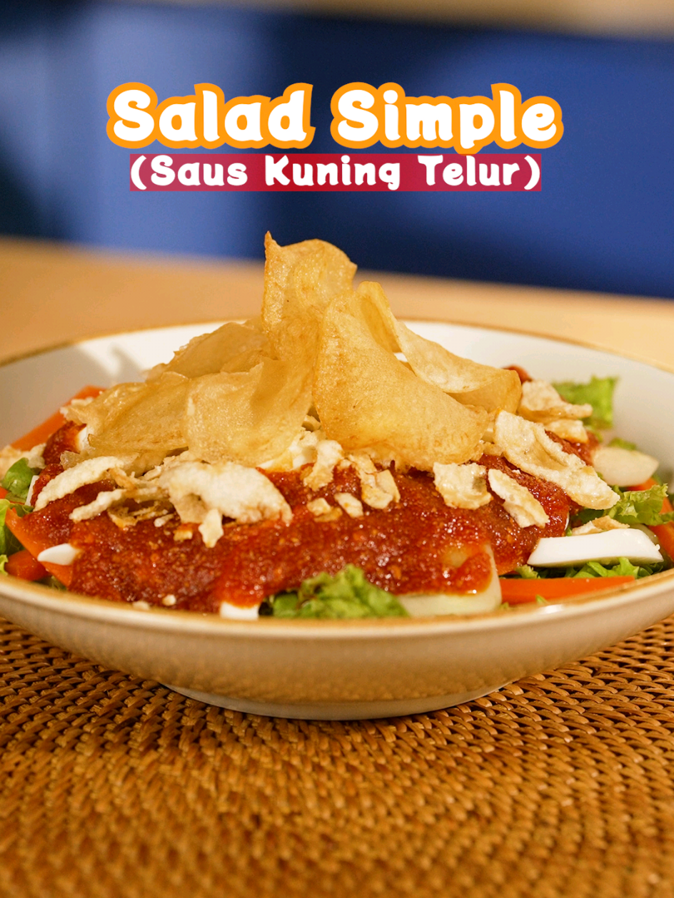 SALAD SIMPLE (SAUS KUNING TELUR) Resep Satset Rudy Choirudin   BAHAN 1 : • 2 Buah Telur Rebus (pisahkan bagian putih dan kuning telurnya)   BAHAN 2 : • 2 SDT Desaku Bawang Putih • 1 SDT Desaku Cabe Bubuk • 1/4 SDT Ladaku Merica Bubuk  • 2 SDT Gula Halus • 1/2 SDT Garam • 3/4 SDT Cuka (boleh diganti dengan 1 SDT Air Jeruk Nipis) • 4 SDM Minyak Goreng (boleh diganti dengan Olive Oil/Minyak Zaitun)   BAHAN 3: • 500 Gr Sayuran (Daun Selada, Wortel dirajang korek, Timun, Kentang Rebus, dan sebagainya) • 1/2 SDT Desaku Bawang Putih Bubuk (untuk taburan salad) Cara Membuat : 1. Campur Kuning Telur Rebus dengan Bahan 2 ke dalam mangkuk, aduk sampai menjadi emulsi yang lembut dan kental. 2. Campur semua bahan sayuran yang sudah dipotong-potong sesuai selera dan potongan putih telur rebus, aduk rata. 3. Tuang Saus Kuning Telur dan taburi dengan 1/2 SDT Desaku Bawang Putih Bubuk. 4. Salad Simple (Saus Kuning Telur) siap dihidangkan. #salad  #resepsimple  #masakansimple 