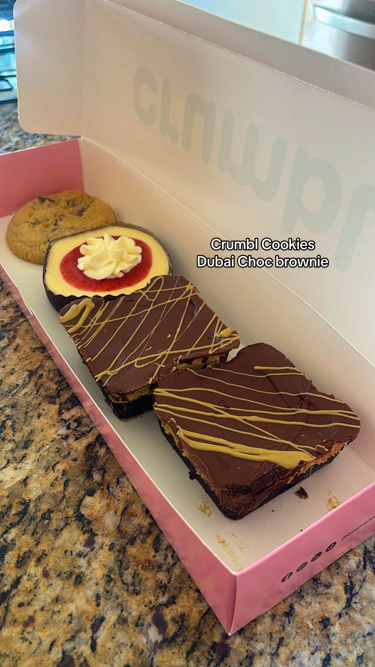 cravings satisfied 🤤💚🍫 #crumblcookies #dubaichocolatebrownie #cravingsatisfied #dubaichocolate #fyp