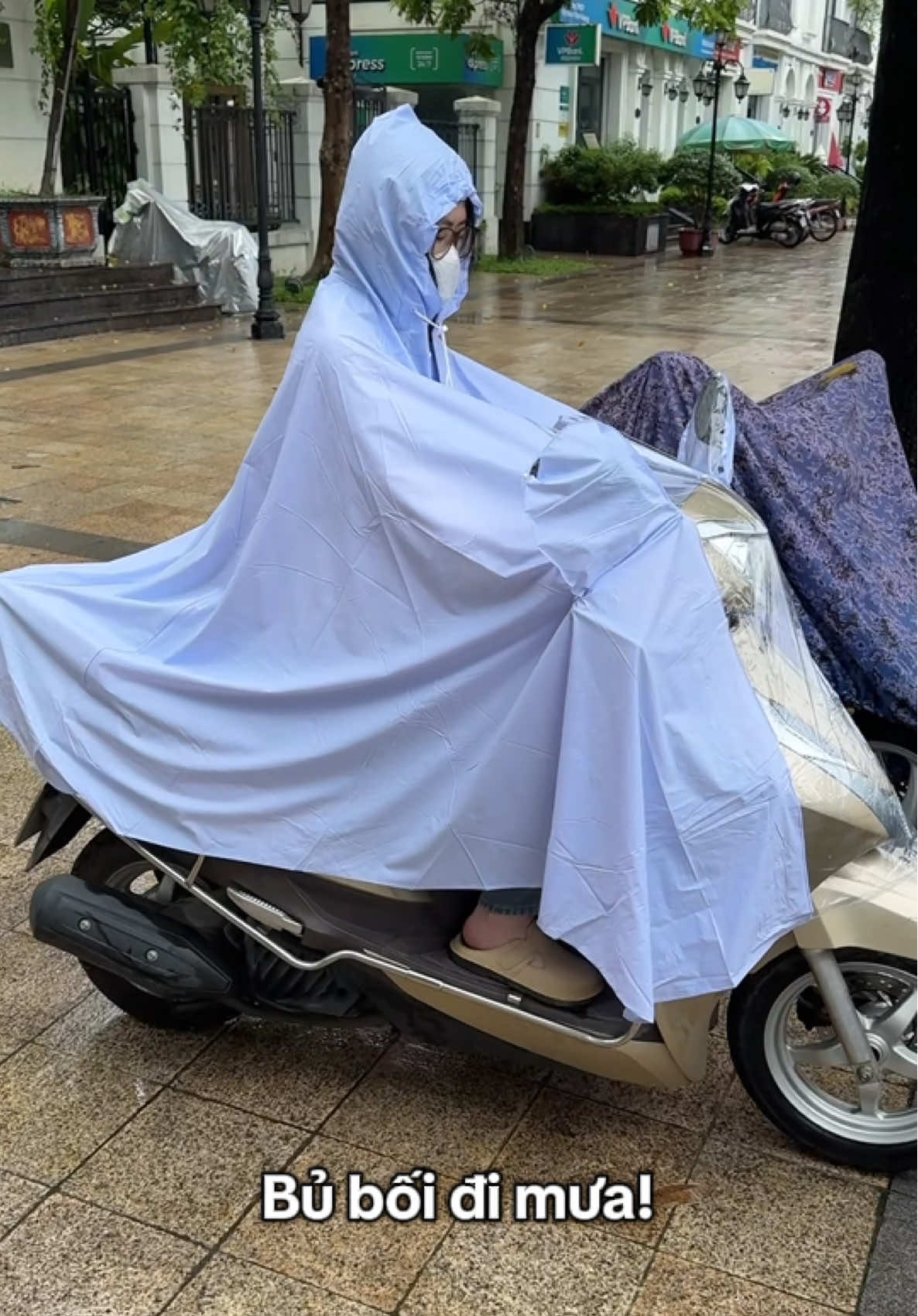 Mấy ngày nắng mưa thất thường ntn thì lúc nào mình  cũng phải tủ sẵn 1 em áo mưa chùm để phòng #LearnOnTikTok #sangtao #xuhuong #foryou #aomua 