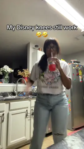 My sister over here acting like Joe Jackson 😭😭😭 #fyp #xyzbca #demilovato #camprock #disneyknees 