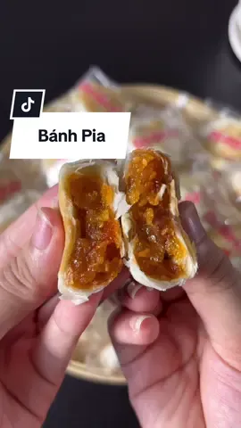 Ai thích ăn bánh Pía ít ngọt, thì ăn thử loại này nha #banhpia #foodreview #nguyenhangreview #tiktok #xuhuong 