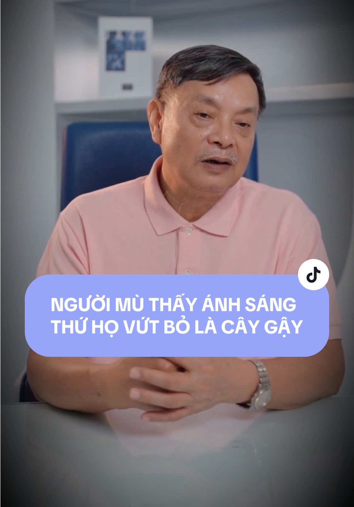 Khi một người mù thấy ánh sáng, thứ họ vứt bỏ đầu tiên là cây gậy #vutrongtien #vochong #honnhan #daoly #phongbui 