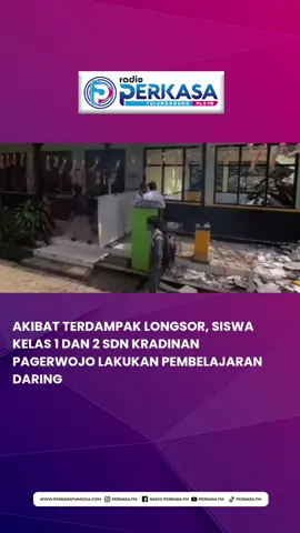SDN 2 Kradinan KecamatanPagerwojo Tulungagung memberlakukan pembelajaran daring untuk kelas 1 dan 2, karena ruang pembelajaran terdampak longsor. Kepala SDN 2 Kradinan Pagerwojo - Tina Susanti mengatakan setelah ruang perpusatakaan, ruang kelas 4 dan toilet rusak akibat bencana longsor. Sesuai petunjuk Dinas Pendidikan, pihaknya memberlakukan kebijakan pembelajaran daring bagi kelas 1 dan kelas 2 SD pada hari ini. Kebijakan ini diambil demi memberikan rasa aman bagi siswa karena masih banyak material longsor yang membahayakan.  Sementara untuk kelas 3 sampai 6 pembelajaran tetap dilakukan tatap muka. Untuk kelas 3 dan 4 ruang kelas digabung menjadi satu. Sementara untuk kelas 5 dan kelas 6 masih aman karena lokasi ruang kelas yang berbeda dengan lokasi longsor. Tina menyampaikan pembelajaran pada Kamis (21/8) pihaknya masih akan berkoordinasi dengan pihak terkait karena kurangnya kondisi ruang kelas. Namun ada beberapa ruang darurat yang sudah ditawarkan oleh Pemdes setempat untuk pembelajaran siswa sementara. Sementara dari pantuan reporter dilapangan, bangunan yang mengalami kerusakan belum dilakukan pembersihan karena keterbatasan akses alat berat untuk bisa membersihkan puing-puing bangunan. Reporter: Anggi Editor: Danang Berbagi informasi bisa sms/wa 081556700222 telp. (0355) 335511 Fanspage FB : Radio Perkasa FM Instagram : Perkasa.fm Link download PASTA PERKASA : https://play.google.com/store/apps/details?id=com.xajist.apps.pasta #perkasafm #NyalakanEnergiMaju #perkasaupdate #newsroomperkasa #tulungagung #kediri #blitar#berita #viral #beritaterkini #indonesia #news #info #beritaviral #beritaterbaru #like #beritaindonesia #infoterkini #beritanasional #beritahariini