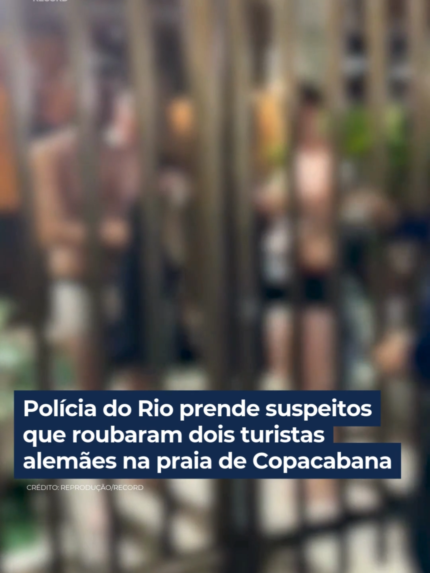 A polícia do Rio de Janeiro prendeu os suspeitos que roubaram dois turistas alemães, na Praia de Copacabana. Os ladrões levaram até as roupas das vítimas. A prisão da dupla de assaltantes foi feita por guardas municipais, que patrulhavam o bairro. Os objetos que tinham sido roubados foram recuperados. Os suspeitos vão responder por furto e podem pegar de um a quatro anos de prisão.  Os turistas são alvos frequentes da violência na cidade. No ano passado, houve 3.400 ocorrências envolvendo estrangeiros. Os furtos de celulares na praia representaram 85% dos casos. No último sábado (16), também em Copacabana, um homem foi preso, em flagrante, por aplicar o golpe conhecido como 