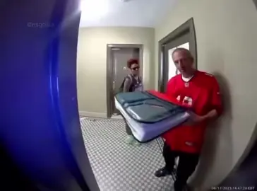 A woman knocks pizza out of a delivery driver’s hands in an apartment hallway while he waits for the customer, captured on a door camera. #fyp #streeterandneisha 