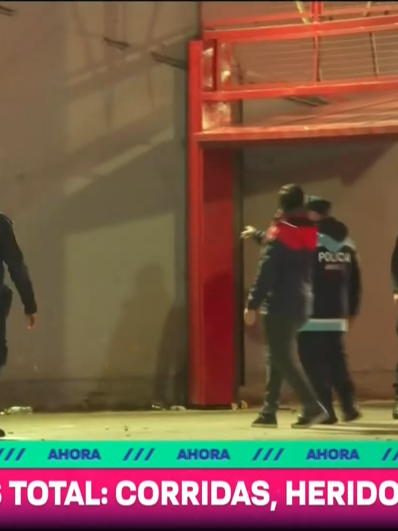 🚨❌ Un hincha de la U. de Chile retirándose del estadio COMPLETAMENTE ENSANGRENTADO. El partido ante Independiente en el Libertadores de América fue suspendido.