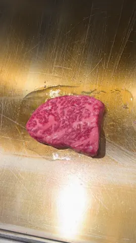 . Kobe Beef Champion is so rare that it is said that only one cow can be caught at a competition every one or two weeks ❤️‍🔥❤️‍🔥❤️‍🔥 【KOBE BEEF Wagyu Katana 浅草2号店】 📍東京都台東区浅草1丁目28-2 シカゴビル1階 🕐営業時間：11:00～22:00 📞TEL：03-5811-1829 🌐 https://wagyukatana.com/asakusa2/ #teppanyaki #teppan #japan #wagyu #kobe                