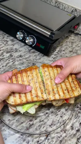 A panini press that also doubles as a grill! 🙌🏼  @SUSTEAS  #susteas #susteaskitchen #susteaspaninigrill #indoorgrill #itseliromero 
