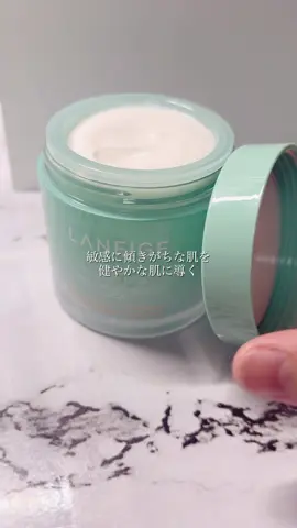 ・ゆらぎがちな肌をすこやかに整える、シカリペアコンプレックス配合*2 マデカッソシド、アシアチコシド、ツボクサ花/葉/茎エキス（い ずれも整肌うるおい成分） ・肌のうるおい※1バリアをサポート ・ゆらぎがちな肌にも寄り添う処方 > #PR #ラネージュ#シカスリーピングマスク ※1：保湿でキメを整えたことによる