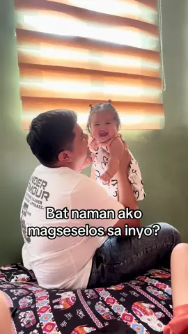 Grabe naman ang death stare ni mochi kay mommy 🤣 Holiday na holiday ha. Tigilan nyoko mag-am 🙄 #fyp #babytok #babygirl #baby #daddysgirl 